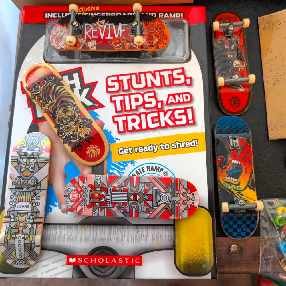 Tech Deck Guide And 8 Fingerboard Set w/ Accessories